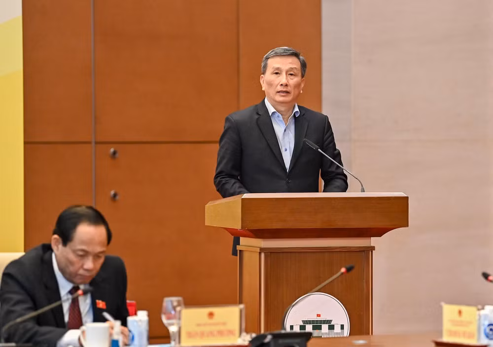 Chủ nhiệm Ủy ban Khoa học, Công nghệ và Môi trường Lê Quang Huy trình bày tham luận tại phiên họp.