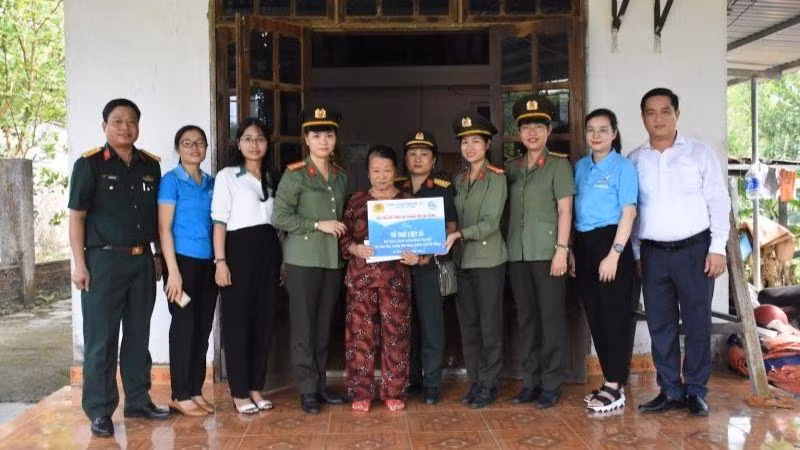 Các tổ chức, đoàn thể trao tặng tủ thờ cho gia đình thân nhân liệt sĩ Phạm Khôi tại xã Hòa Phú, huyện Hòa Vang, TP Đà Nẵng.