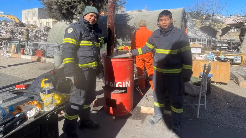 Đoàn Công an Việt Nam chế tạo bếp củi giúp lực lượng cứu nạn, cứu hộ Thổ Nhĩ Kỳ. (Ảnh: Lực lượng cứu hộ, cứu nạn Đoàn Công an Việt Nam cung cấp)