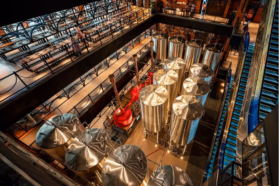 Cận cảnh hệ thống thiết bị hiện đại tại Ba Na Brew House. Cận cảnh hệ thống thiết bị hiện đại tại Ba Na Brew House.