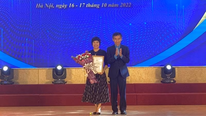 Đồng chí Trần Văn Thuật, Phó Chủ tịch Tổng Liên đoàn Lao động Việt Nam, trao giải Nhất tặng Công đoàn viên chức Hà Nội.