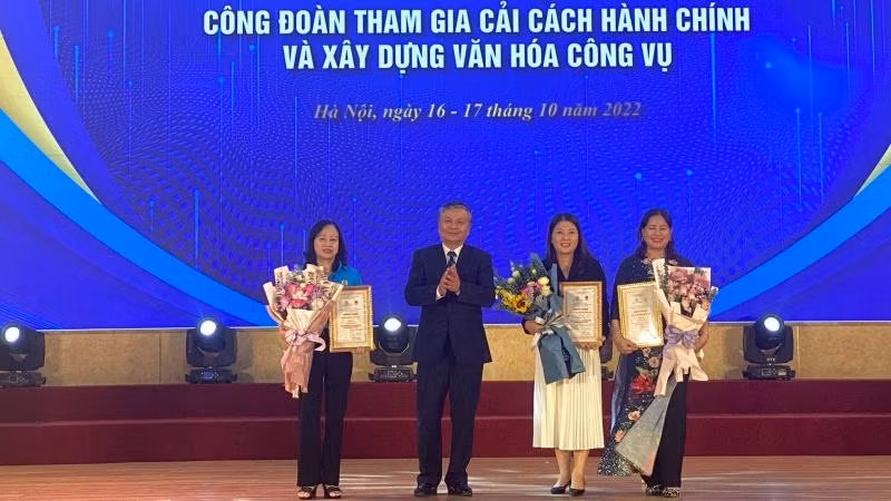 Trao giải Ba tặng các đội.