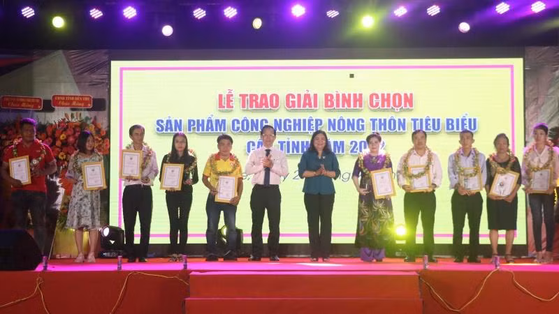 Trao giải bình chọn sản phẩm công nghiệp nông thôn tiêu biểu.