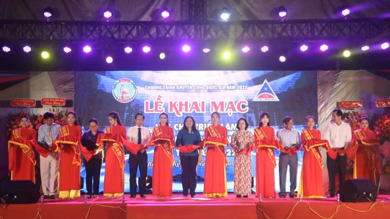 Nghi thức cắt băng khai mạc Hội chợ triển lãm sản phẩm công nghiệp nông thôn Bến Tre năm 2022.