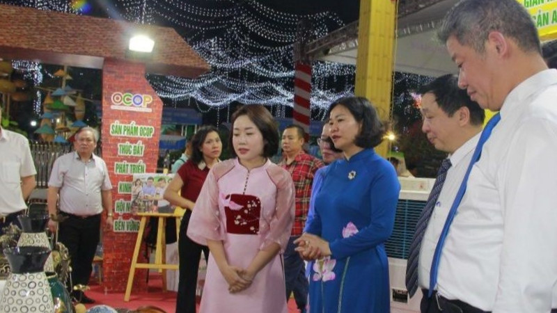 Các đại biểu thăm gian hàng tại hội chợ. (Ảnh: Khánh Duy)