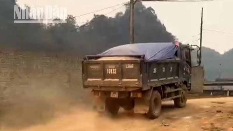 Một xe ô-tô chở cát sạn từ khu vực khai thác trái phép tại xóm Bó Cang, tiểu khu Bó Bun.