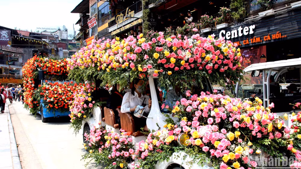 Xe kết hoa hồng diễu hành trên đường phố Sa Pa. (Ảnh: QUỐC HỒNG)