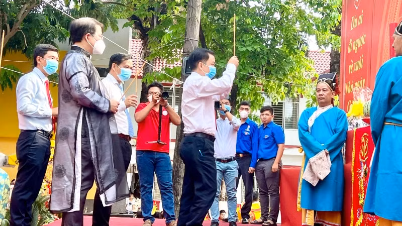 Lãnh đạo quận 6 thực hiện nghi thức dâng hương các Vua Hùng.