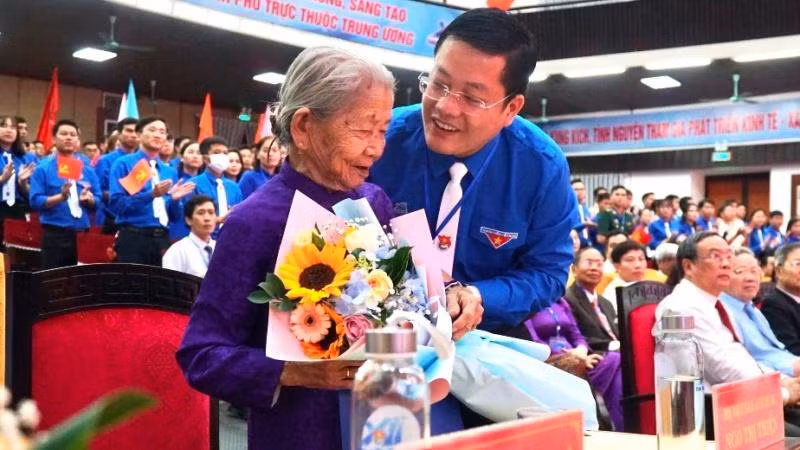 Bí thư Tỉnh đoàn Nguyễn Thanh Hoài tặng hoa Bà mẹ Việt Nam Anh hùng tham dự tại Đại hội.