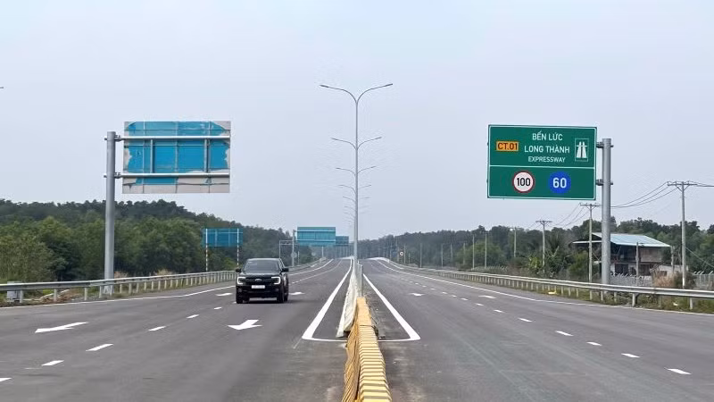 Ngày 23/1, thông xe 2 đoạn phía đông và phía tây của tuyến cao tốc Bến Lức-Long Thành. (Ảnh: QUÝ HIỀN)