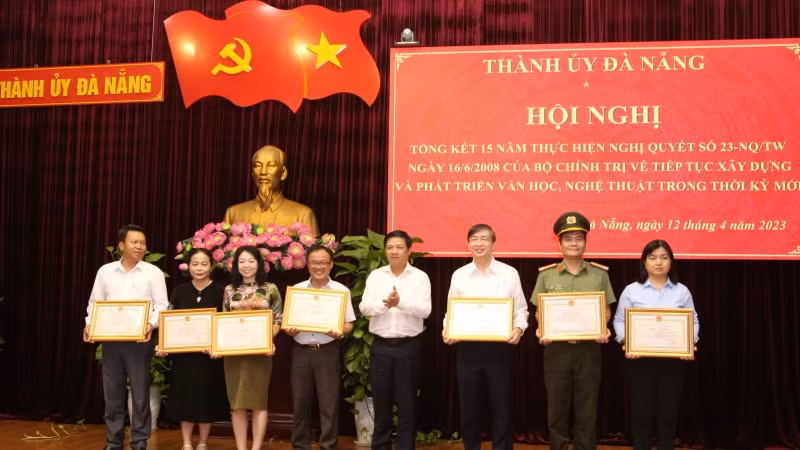 Trao bằng khen cho các tập thể đạt thành tích xuất sắc trong thực hiện Nghị quyết số 23-NQ/TW.