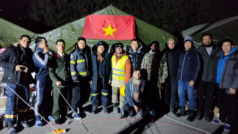 Các tình nguyện viên người Thổ Nhĩ Kỳ chụp hình lưu niệm với cán bộ, chiến sĩ Công an Việt Nam trước khi đoàn tới địa điểm tìm kiếm mới. (Ảnh: Lực lượng cứu hộ, cứu nạn đoàn Công an Việt Nam cung cấp)