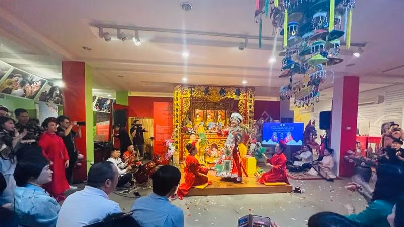 Du khách hào hứng với giá hầu Cô Đôi Thượng Ngàn.