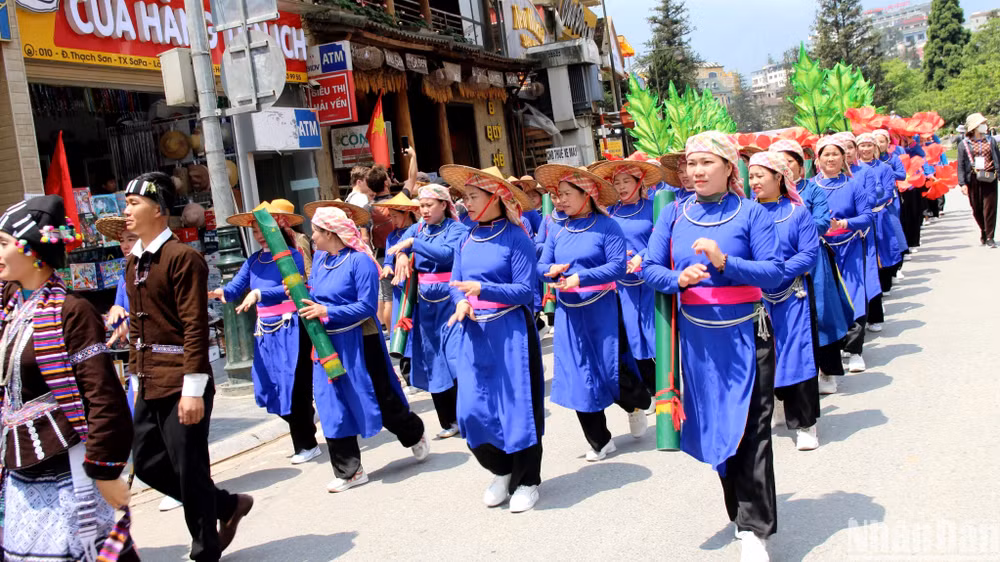 Màn diễu hành đường phố của dân tộc Tày ở Sa Pa. (Ảnh: QUỐC HỒNG)