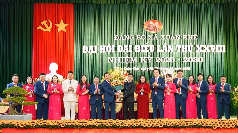 Thường trực Huyện ủy Lý Nhân tặng hoa chúc mừng Ban Chấp hành Đảng bộ xã Xuân Khê, nhiệm kỳ 2025-2030. 
