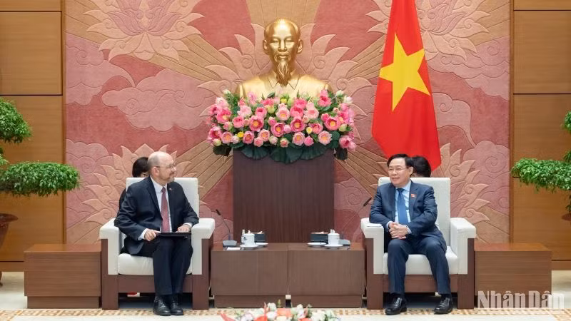 Chủ tịch Quốc hội Vương Đình Huệ tiếp Đại sứ đặc mệnh toàn quyền Liên bang Thụy Sĩ tại Việt Nam Thomas Gass. (Ảnh: Duy Linh)