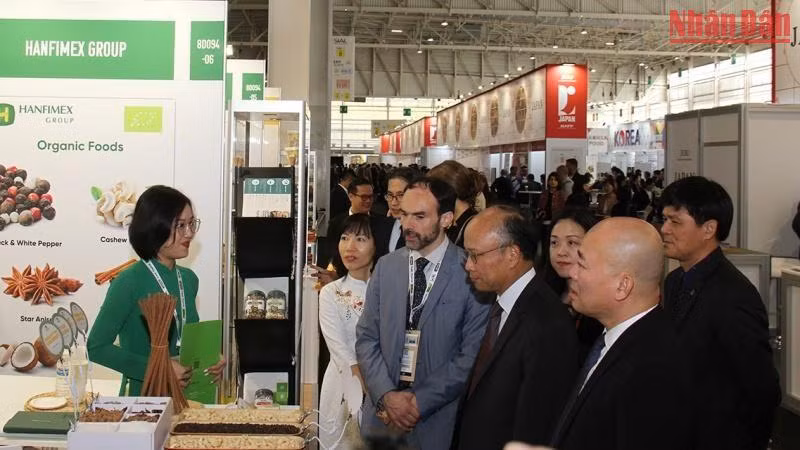 Thăm quan các gian trưng bày Việt Nam, đại diện Bộ Nông nghiệp Pháp và Ban tổ chức SIAL tin tưởng rằng các sản phẩm Việt Nam có đủ khả năng cạnh tranh tại thị trường Pháp và EU. (Ảnh: Khải Hoàn)