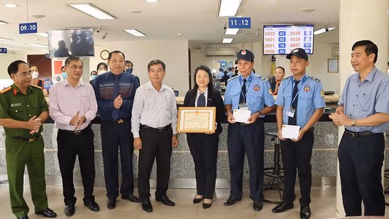 Khen thưởng tập thể và nhân viên Sacombank Sa Đéc. (Ảnh: VĂN KHƯƠNG)