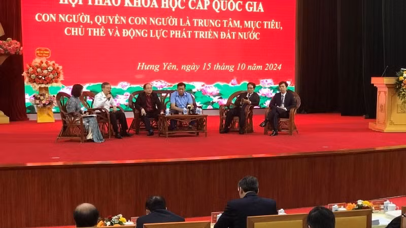 Phiên thảo luận bàn tròn "Con người, quyền con người là trung tâm, mục tiêu, chủ thể và động lực phát triển đất nước".