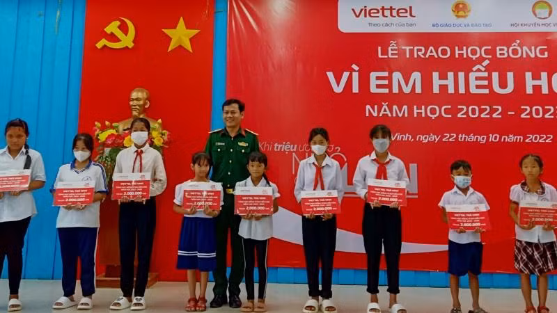 Học sinh vượt khó, học giỏi tỉnh Trà Vinh được trao học bổng.