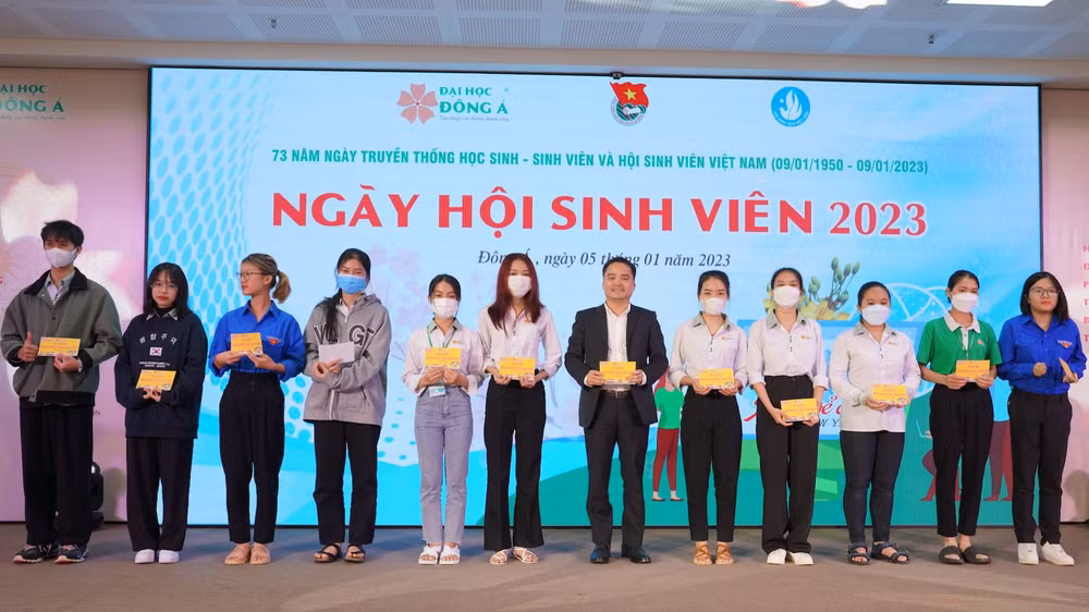 Các sinh viên đón nhận vé xe Tết.
