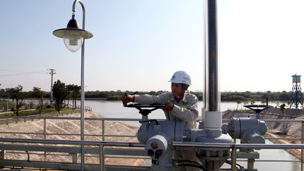 Dây chuyền sản xuất nước sạch tại Nhà máy nước mặt sông Đuống. 