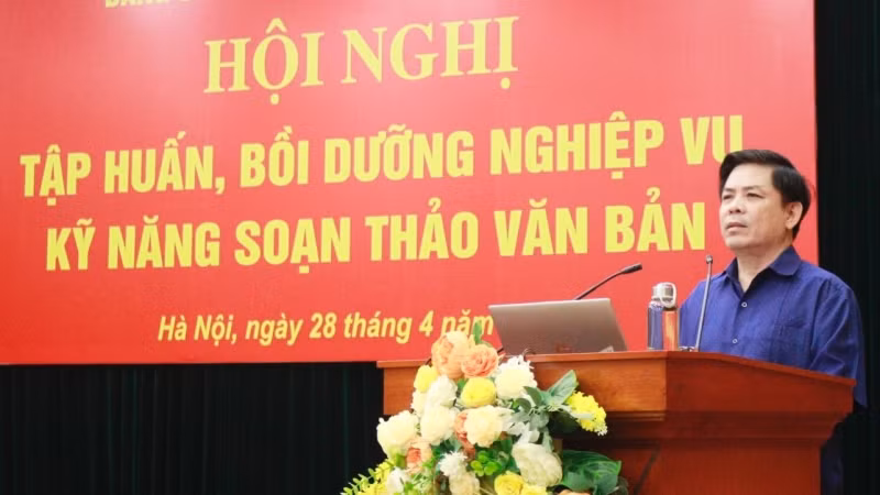Đồng chí Nguyễn Văn Thể, Ủy viên Trung ương Đảng, Bí thư Đảng ủy Khối phát biểu ý kiến chỉ đạo Hội nghị.