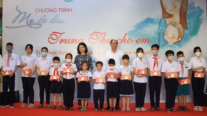 Tặng quà Trung thu cho các em nhỏ.