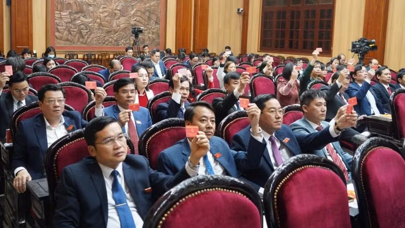 Các đại biểu biểu quyết thông qua các nghị quyết tại Kỳ họp.