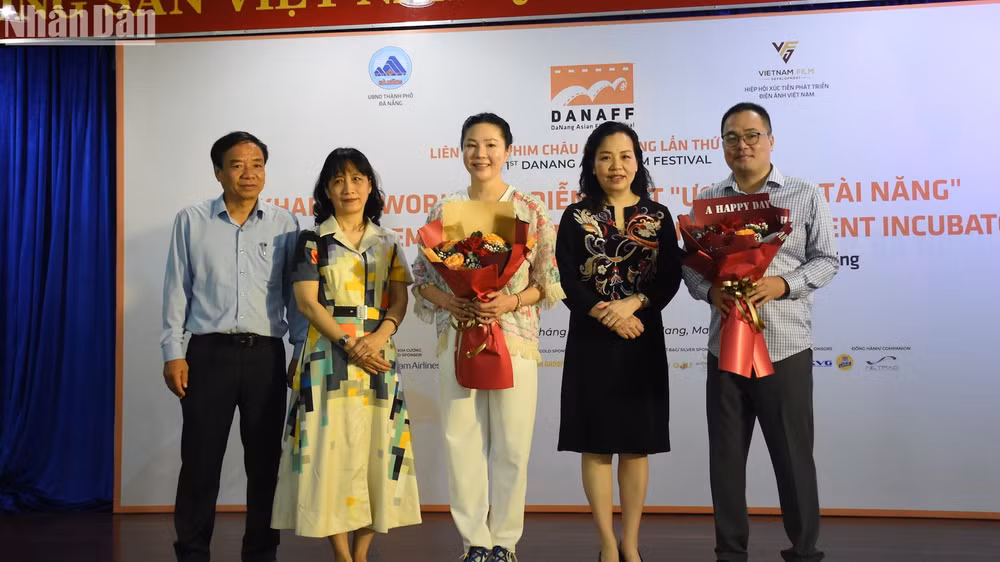 Ban Tổ chức tặng hoa cho các đại biểu tham gia giảng dạy tại chương trình.