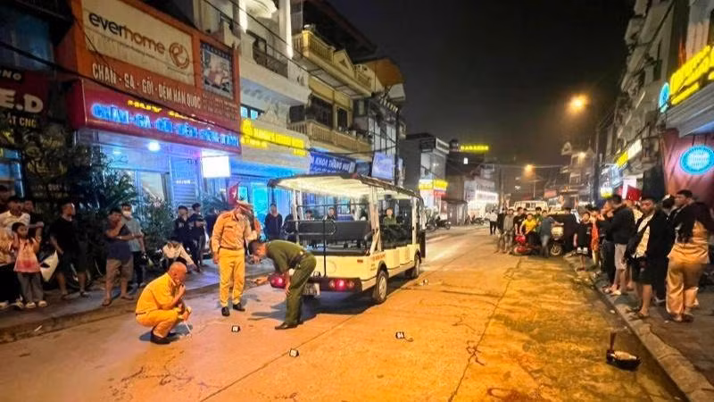 Công an thị xã Sa Pa tại hiện trường vụ tai nạn.