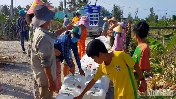 Người dân huyện Cần Giuộc lấy từng nước ngọt từ các tổ chức xã hội hỗ trợ về sử dụng mỗi ngày.