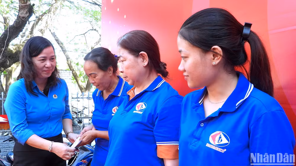 Dịp này, Đoàn đại biểu Quốc hội tỉnh Cà Mau trao tặng 100 suất quà cho người lao động, công đoàn viên có hoàn cảnh khó khăn.