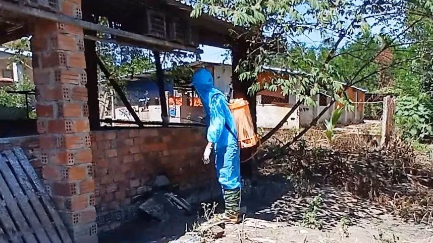 Huyện Hòa Vang, thành phố Đà Nẵng công bố dịch tả lợn châu Phi tại xã Hòa Ninh và Hòa Phong. Trong ảnh: Lực lượng chức năng xã Hòa Phong tiến hành phun thuốc khử trùng, tiêu độc khu vực chuồng trại nơi xảy ra dịch bệnh. (Ảnh do Ủy ban nhân dân xã Hòa Phong cung cấp)