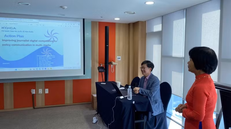 Nhà báo Ngô Phương Thảo (Báo Nhân Dân) đại diện nhóm báo chí trình bày nội dung Dự án nâng cao năng lực chuyển đổi số cho các cơ quan báo chí Việt Nam.