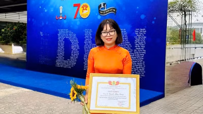 Cô giáo Nguyễn Thùy Trang nhận Giải thưởng “Nhà giáo Hà Nội tâm huyết, sáng tạo” lần thứ VIII năm 2024.