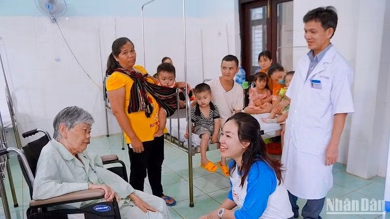 Giám đốc Chương trình Smile Train Việt Nam Trần Huyền Trang thăm các bệnh nhân bị dị tật khe hở môi-vòm miệng được phẫu thuật điều trị tại Bệnh viện.