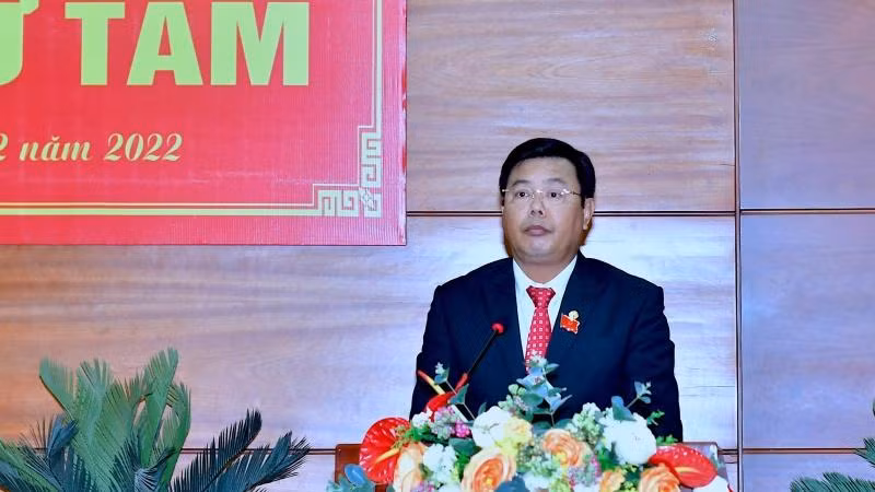 Bí thư Tỉnh ủy, Chủ tịch Hội đồng nhân dân tỉnh Cà Mau phát biểu chỉ đạo bế mạc Kỳ họp.