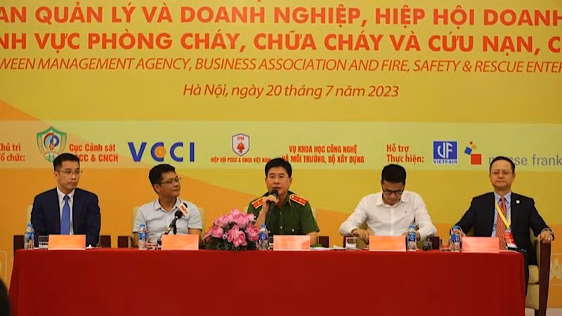 Đại diện cơ quan chức năng đối thoại với doanh nghiệp tháo gỡ khó khăn về phòng cháy, chữa cháy.