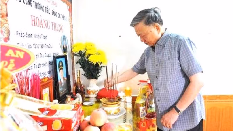 Bộ trưởng Tô Lâm thắp hương tưởng nhớ các liệt sĩ. (Ảnh: Văn Thành)