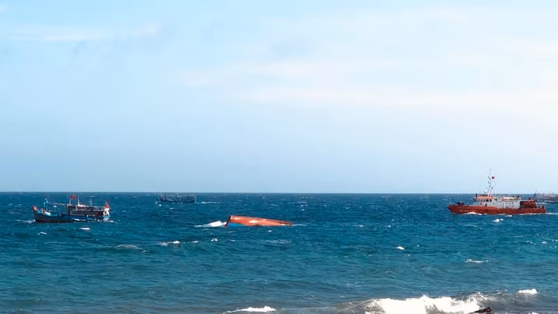 Tàu cá của ngư dân Phú Quý bị chìm trên vùng biển Phú Quý, Bình Thuận.