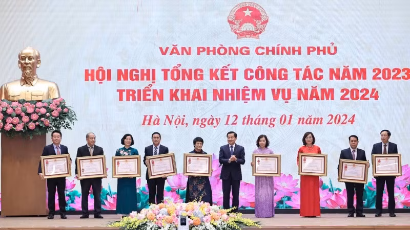 Phó Thủ tướng Lê Minh Khái trao thưởng cho các cá nhân có thành tích xuất sắc của Văn phòng Chính phủ.