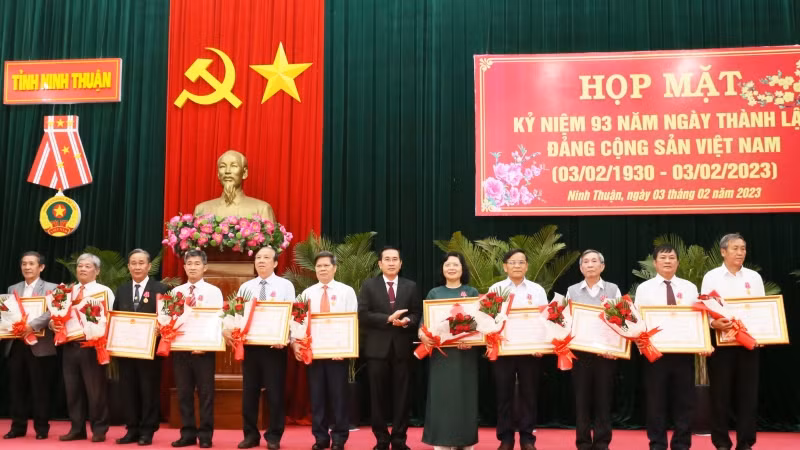 Thừa ủy quyền của Chủ tịch nước, đồng chí Phạm Văn Hậu, Phó Bí thư Thường trực Tỉnh ủy, Chủ tịch Hội đồng nhân dân tỉnh trao Huân chương Lao động hạng Nhì cho các cá nhân tại buổi họp mặt.