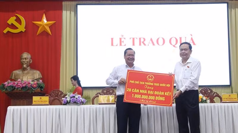 Phó Chủ tịch Thường trực Quốc hội tặng 20 căn nhà đại đoàn kết.