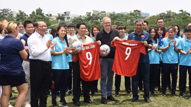 Đại diện đội tuyển bóng đá nữ Việt Nam tặng chiếc áo thi đấu của đội tuyển Việt Nam cho Thủ tướng Phạm Minh Chính và Thủ tướng Australia Anthony Albanese.