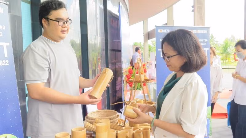 Gian hàng trưng bày sản phẩm khởi nghiệp, đổi mới sáng tạo của các tổ chức, cá nhân, doanh nghiệp của tỉnh Bình Định.