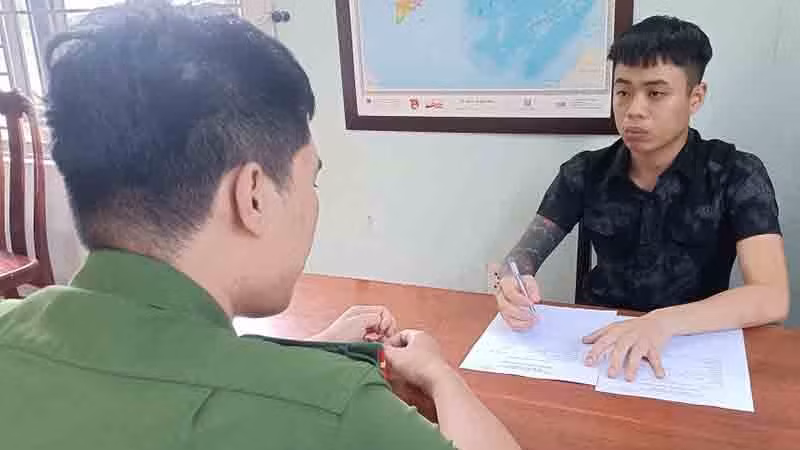 Công an huyện Thăng Bình làm việc với đối tượng Huỳnh Văn Hội.