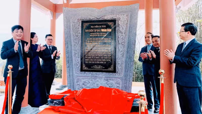 Lãnh đạo Báo Nhân Dân và tỉnh Tuyên Quang cắt băng khánh thành Nhà bia di tích tại thôn Khuôn Điển, xã Kim Quan, huyện Yên Sơn, tỉnh Tuyên Quang.