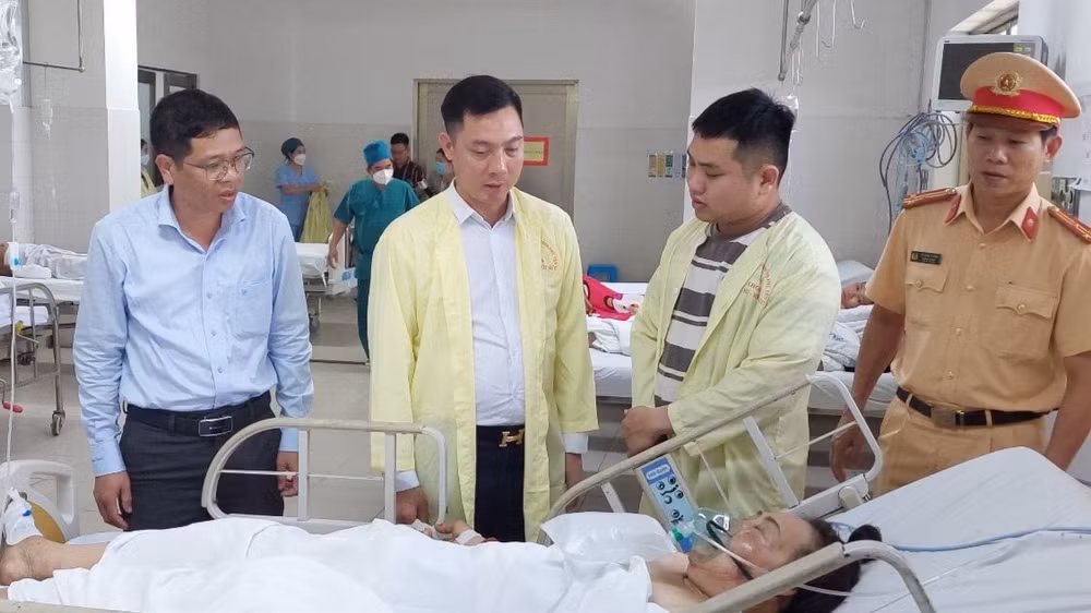 Đoàn công tác Ủy ban An toàn giao thông Quốc gia thăm hỏi nạn nhân vụ tai nạn tại Phú Yên.