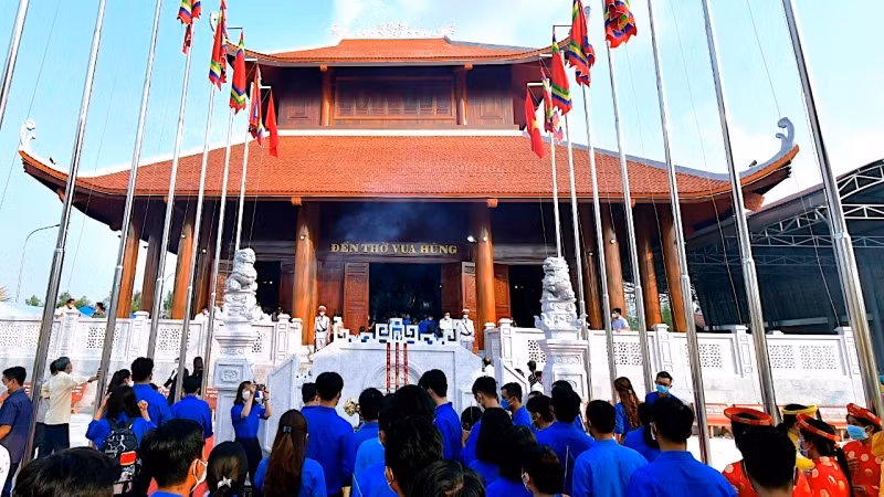 Dòng người đông đảo từ khắp nơi thành kính hành hương về ngày Giỗ Tổ tại Đền thờ Vua Hùng tỉnh Cà Mau.